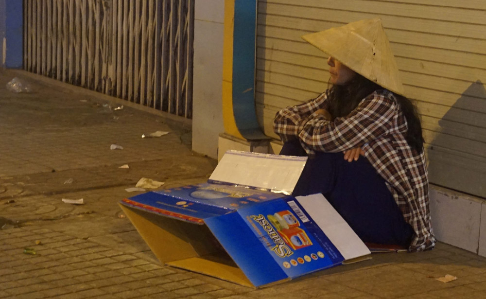 Người Sài Gòn co ro trong đêm lạnh ngày cận Tết